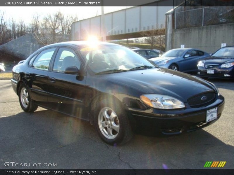 Black / Medium Parchment 2004 Ford Taurus SE Sedan