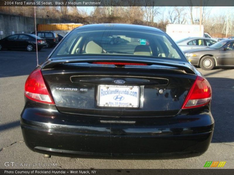 Black / Medium Parchment 2004 Ford Taurus SE Sedan