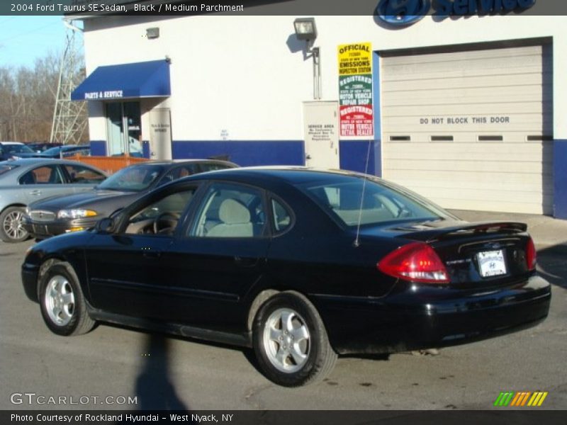 Black / Medium Parchment 2004 Ford Taurus SE Sedan