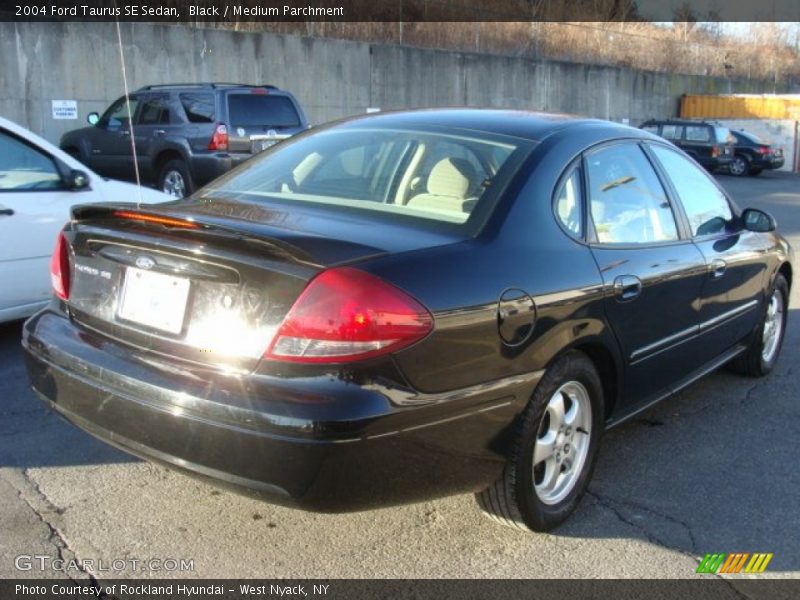 Black / Medium Parchment 2004 Ford Taurus SE Sedan