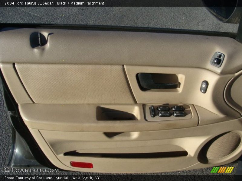 Black / Medium Parchment 2004 Ford Taurus SE Sedan