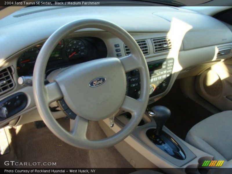 Black / Medium Parchment 2004 Ford Taurus SE Sedan