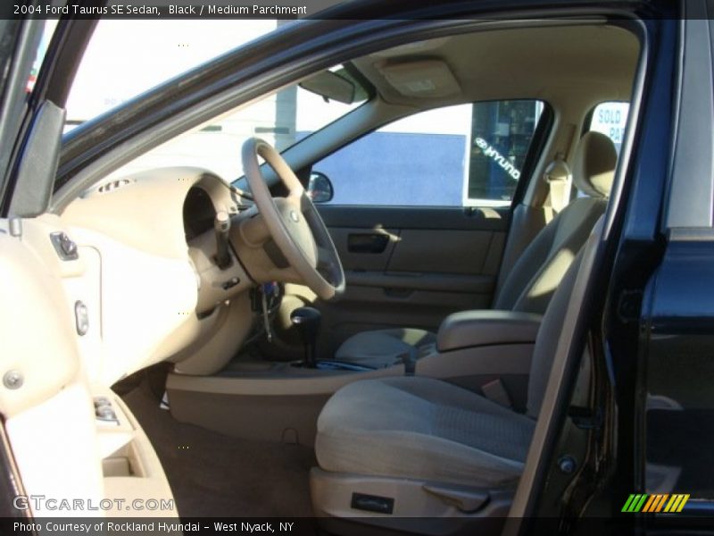 Black / Medium Parchment 2004 Ford Taurus SE Sedan