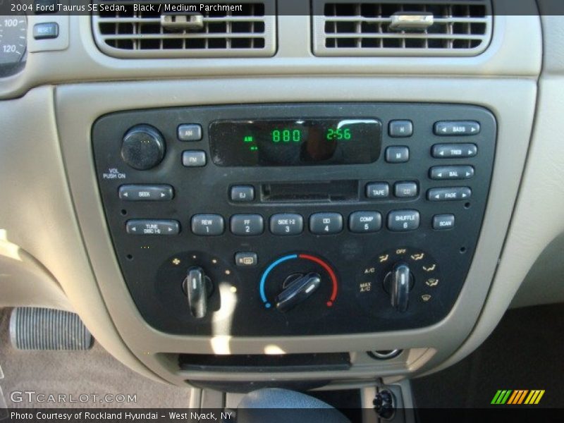Black / Medium Parchment 2004 Ford Taurus SE Sedan