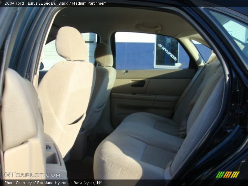 Black / Medium Parchment 2004 Ford Taurus SE Sedan