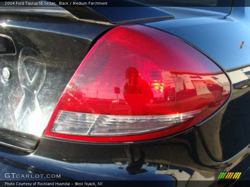 Black / Medium Parchment 2004 Ford Taurus SE Sedan