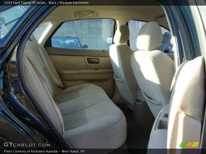 Black / Medium Parchment 2004 Ford Taurus SE Sedan