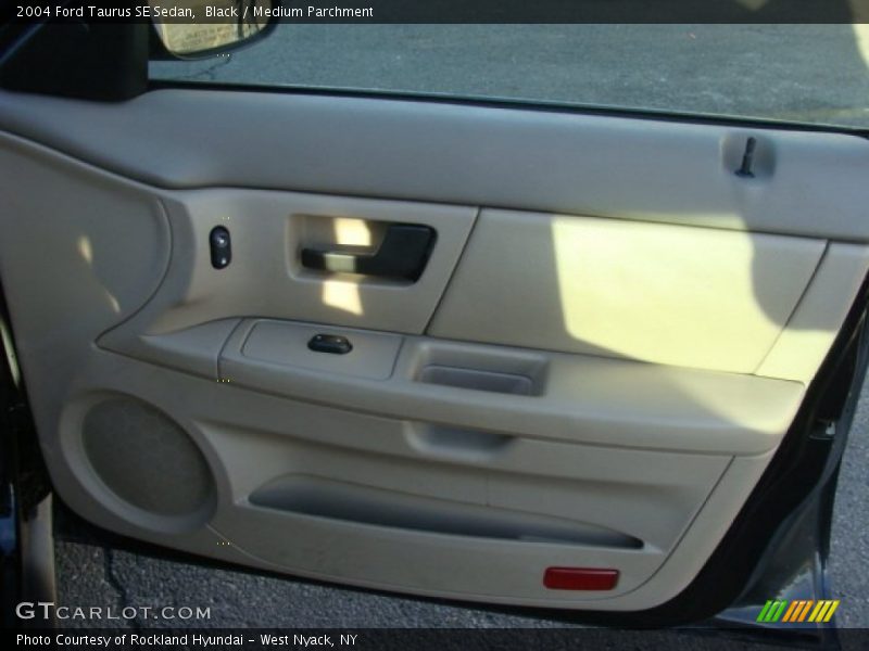 Black / Medium Parchment 2004 Ford Taurus SE Sedan