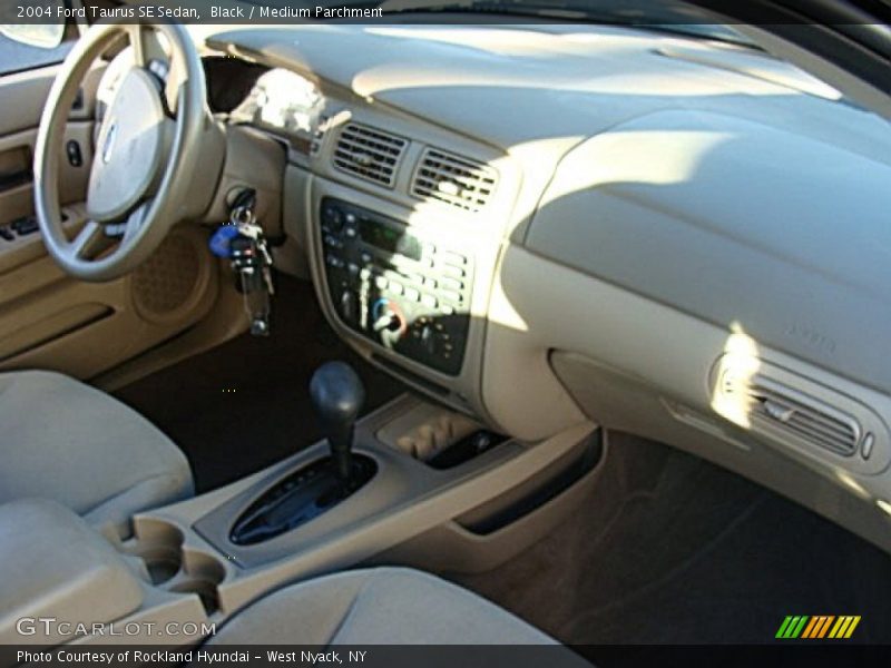 Black / Medium Parchment 2004 Ford Taurus SE Sedan