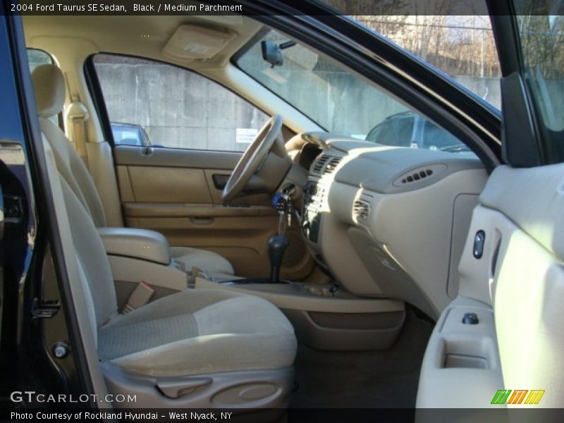 Black / Medium Parchment 2004 Ford Taurus SE Sedan