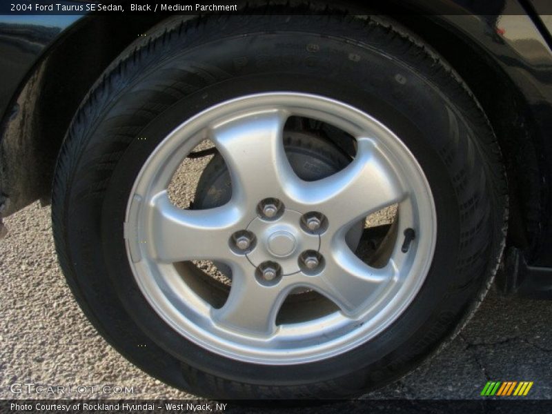 Black / Medium Parchment 2004 Ford Taurus SE Sedan