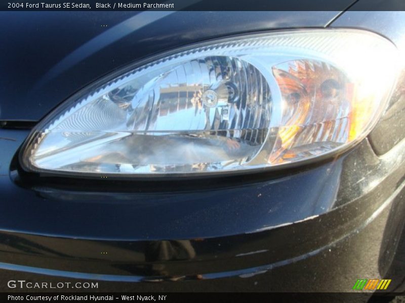 Black / Medium Parchment 2004 Ford Taurus SE Sedan