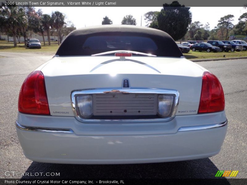 Vibrant White / Light Camel 2006 Lincoln Town Car Signature