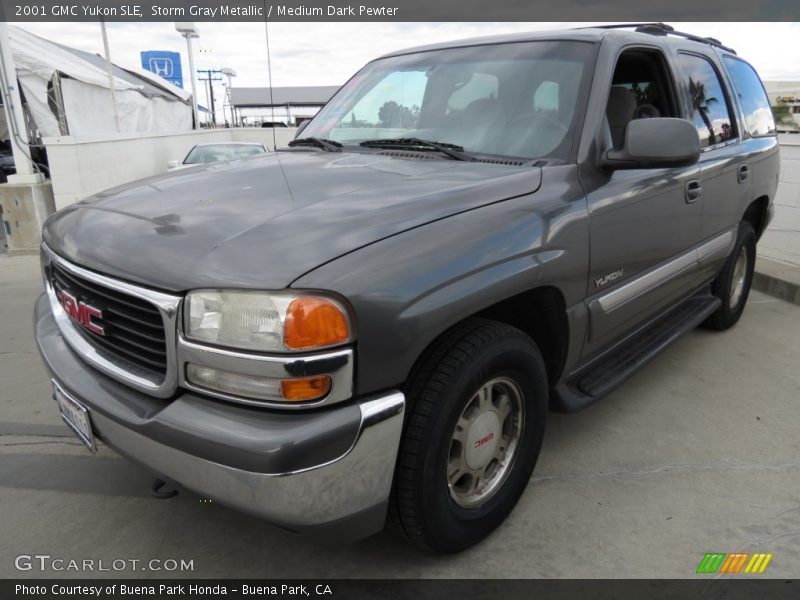 Front 3/4 View of 2001 Yukon SLE