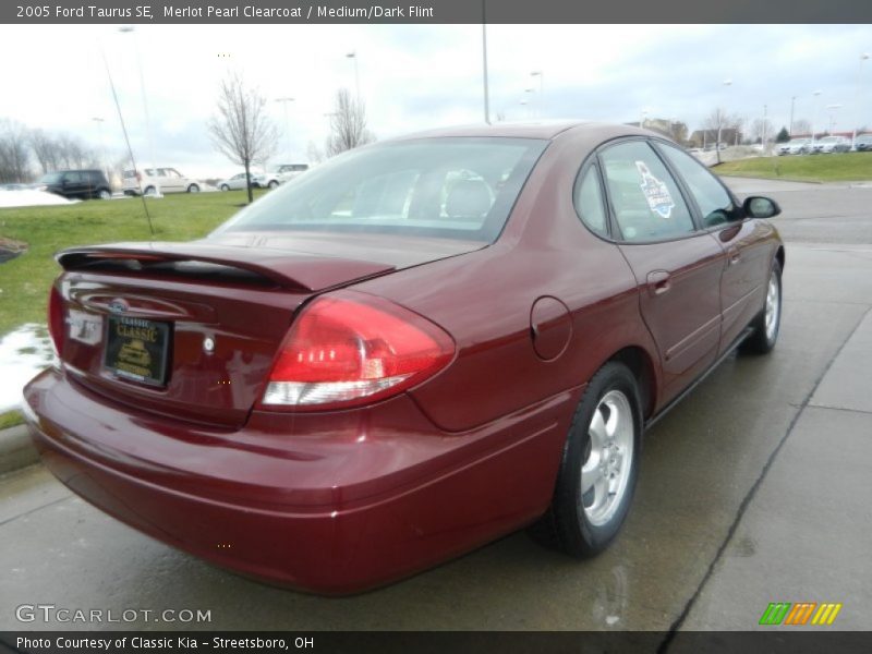 Merlot Pearl Clearcoat / Medium/Dark Flint 2005 Ford Taurus SE