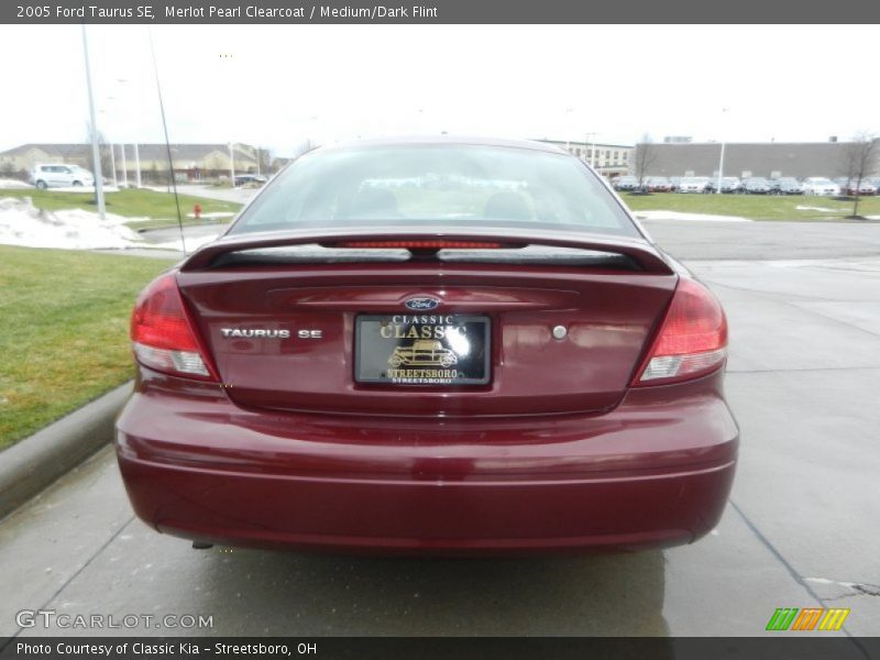 Merlot Pearl Clearcoat / Medium/Dark Flint 2005 Ford Taurus SE
