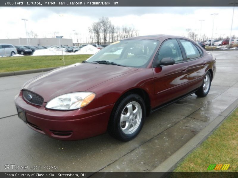 Front 3/4 View of 2005 Taurus SE