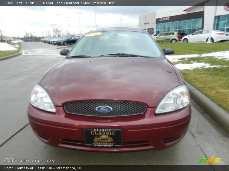 Merlot Pearl Clearcoat / Medium/Dark Flint 2005 Ford Taurus SE