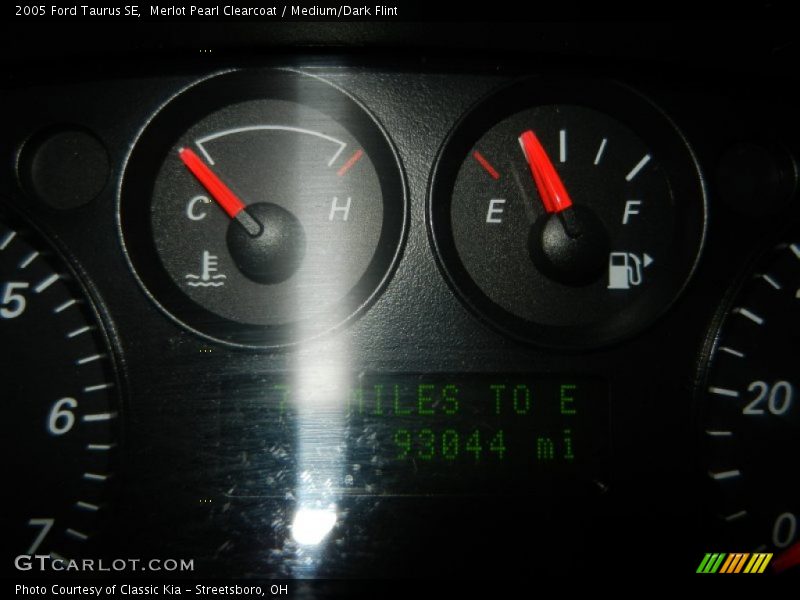 Merlot Pearl Clearcoat / Medium/Dark Flint 2005 Ford Taurus SE