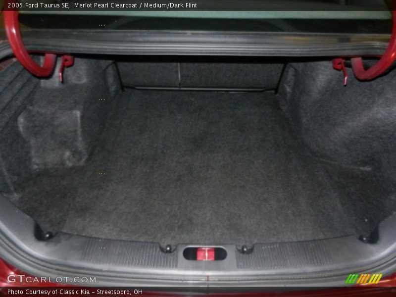  2005 Taurus SE Trunk