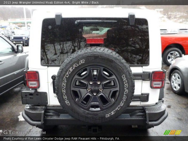 Bright White / Black 2013 Jeep Wrangler Unlimited Moab Edition 4x4
