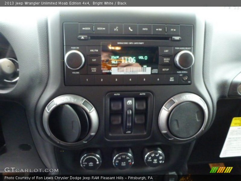 Controls of 2013 Wrangler Unlimited Moab Edition 4x4
