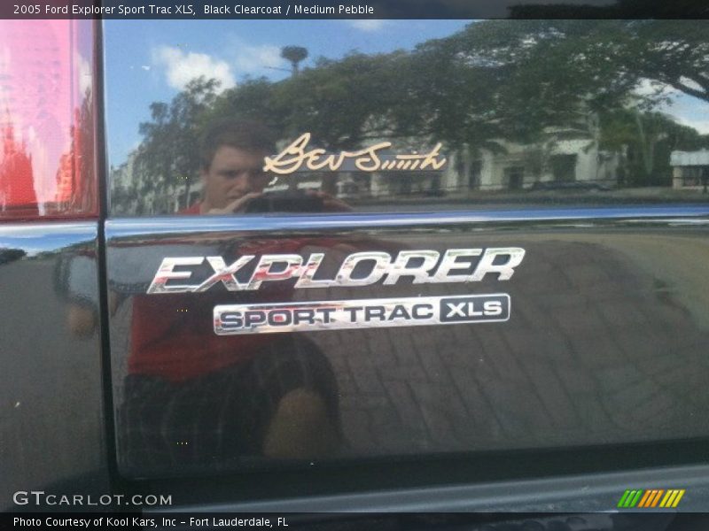 Black Clearcoat / Medium Pebble 2005 Ford Explorer Sport Trac XLS