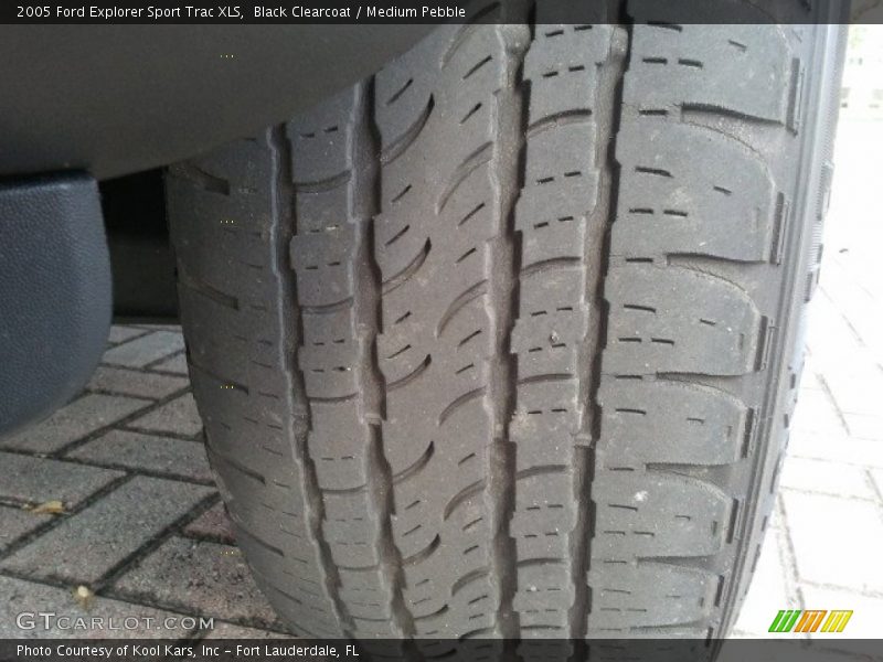 Black Clearcoat / Medium Pebble 2005 Ford Explorer Sport Trac XLS