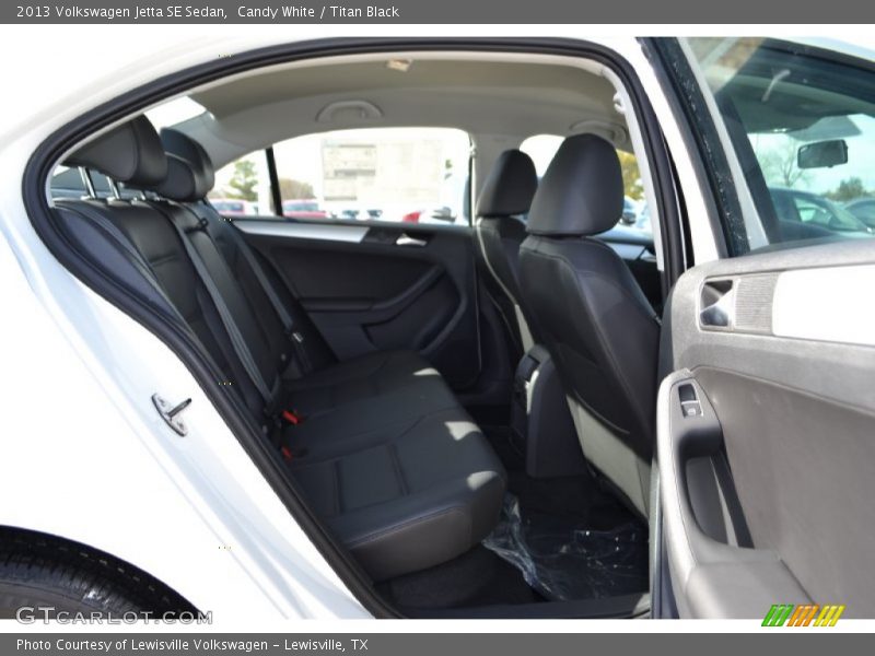 Candy White / Titan Black 2013 Volkswagen Jetta SE Sedan