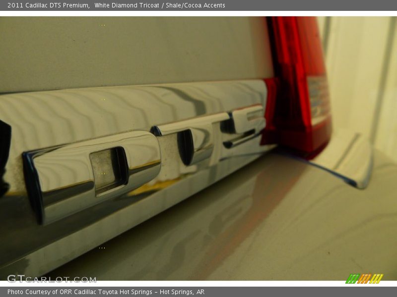 White Diamond Tricoat / Shale/Cocoa Accents 2011 Cadillac DTS Premium