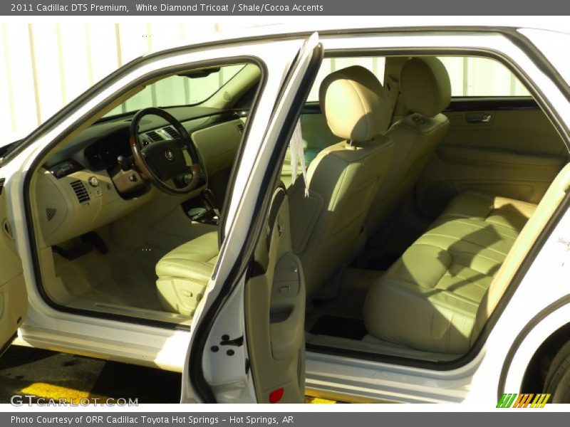 White Diamond Tricoat / Shale/Cocoa Accents 2011 Cadillac DTS Premium