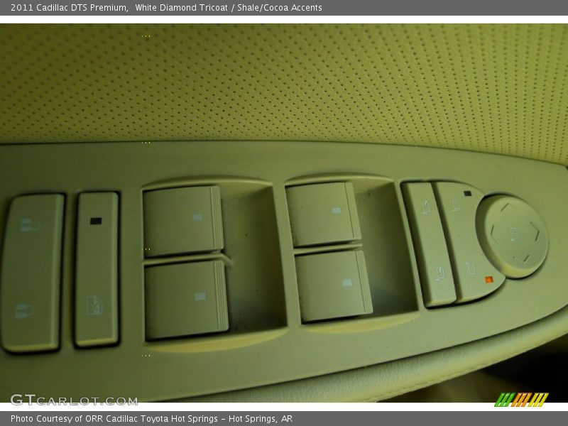 White Diamond Tricoat / Shale/Cocoa Accents 2011 Cadillac DTS Premium