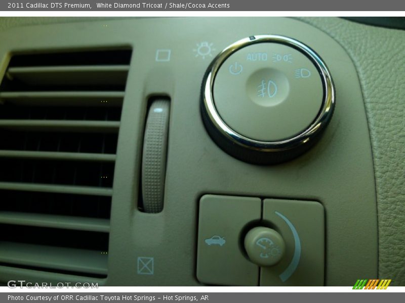 White Diamond Tricoat / Shale/Cocoa Accents 2011 Cadillac DTS Premium