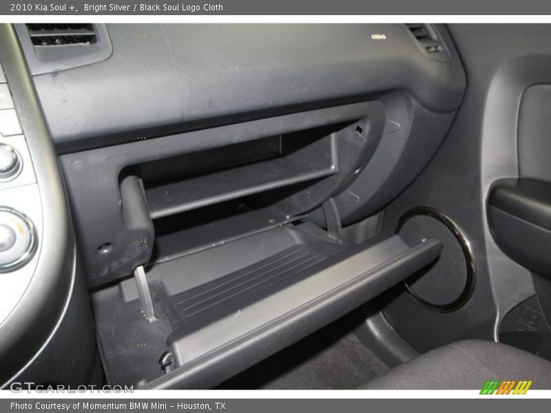 Bright Silver / Black Soul Logo Cloth 2010 Kia Soul +