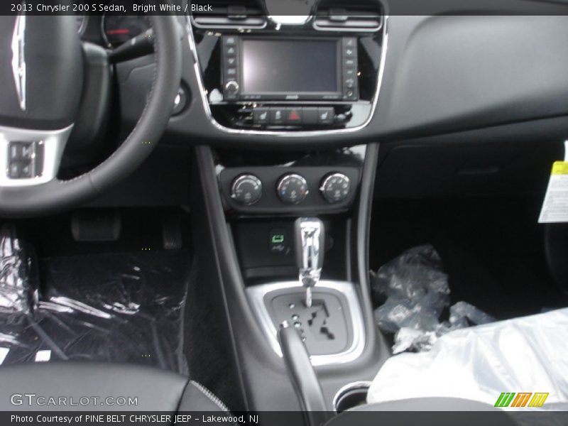 Bright White / Black 2013 Chrysler 200 S Sedan