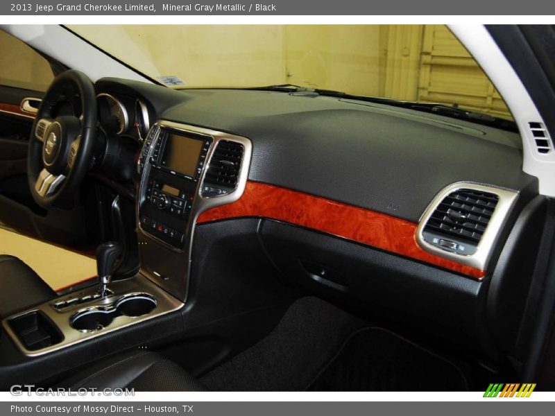 Dashboard of 2013 Grand Cherokee Limited