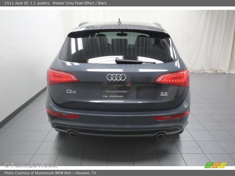 Meteor Grey Pearl Effect / Black 2011 Audi Q5 3.2 quattro