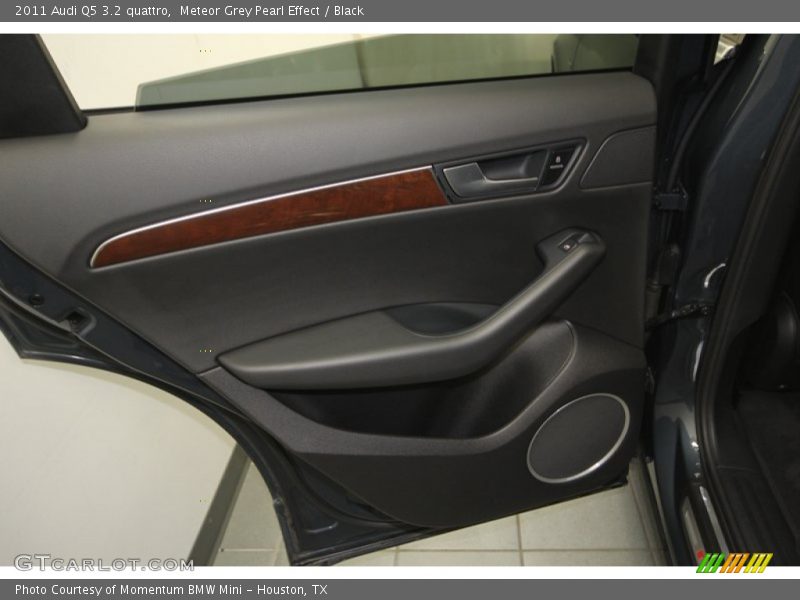 Meteor Grey Pearl Effect / Black 2011 Audi Q5 3.2 quattro