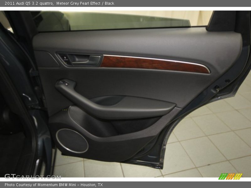 Meteor Grey Pearl Effect / Black 2011 Audi Q5 3.2 quattro