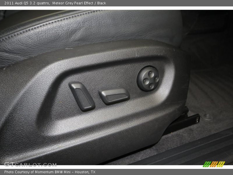 Meteor Grey Pearl Effect / Black 2011 Audi Q5 3.2 quattro