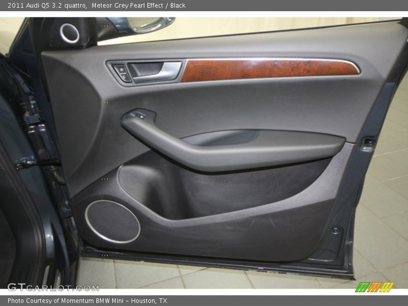 Meteor Grey Pearl Effect / Black 2011 Audi Q5 3.2 quattro