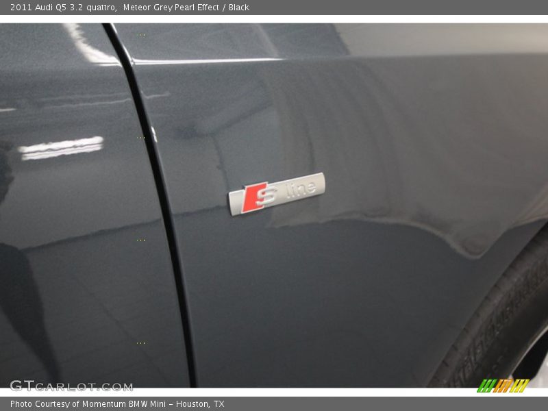 Meteor Grey Pearl Effect / Black 2011 Audi Q5 3.2 quattro