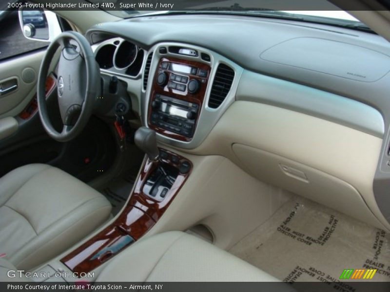 Dashboard of 2005 Highlander Limited 4WD