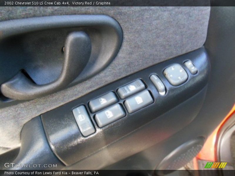 Victory Red / Graphite 2002 Chevrolet S10 LS Crew Cab 4x4