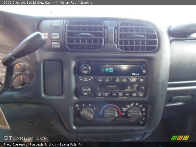 Victory Red / Graphite 2002 Chevrolet S10 LS Crew Cab 4x4