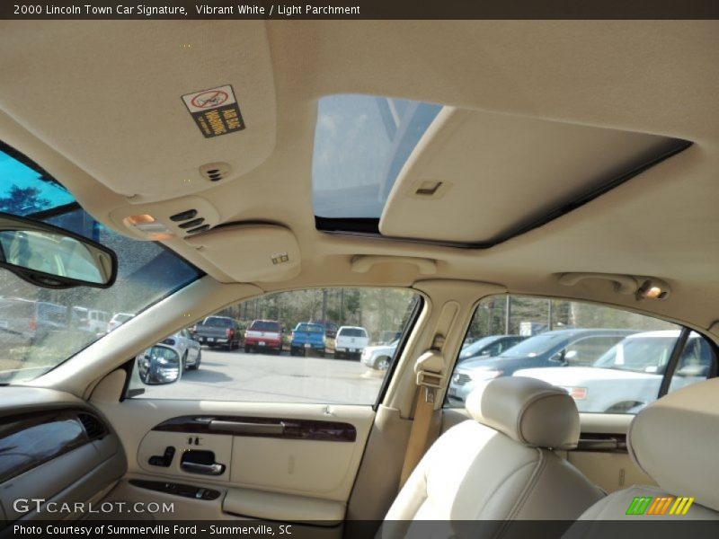 Vibrant White / Light Parchment 2000 Lincoln Town Car Signature