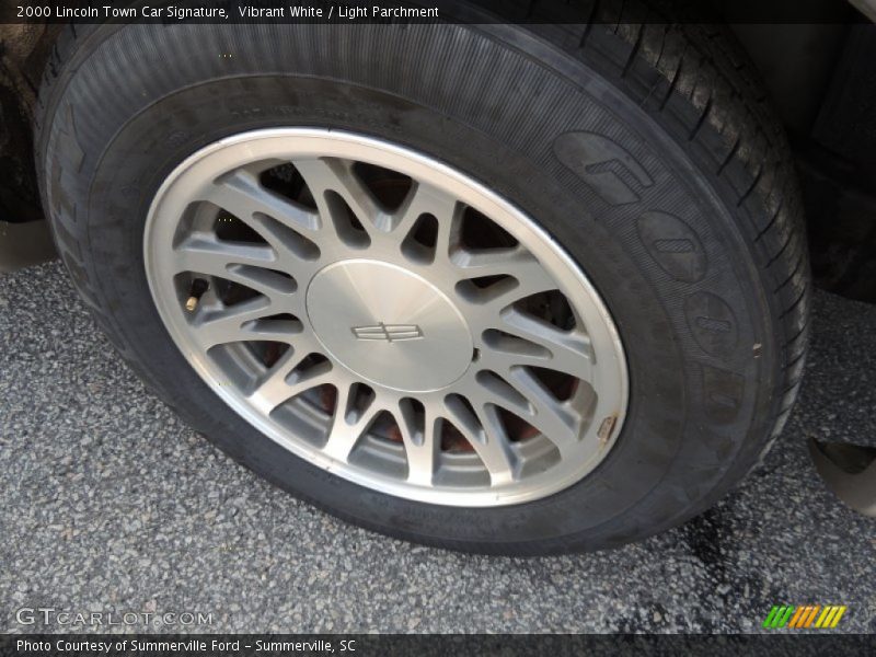 Vibrant White / Light Parchment 2000 Lincoln Town Car Signature