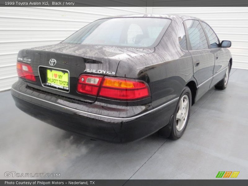 Black / Ivory 1999 Toyota Avalon XLS