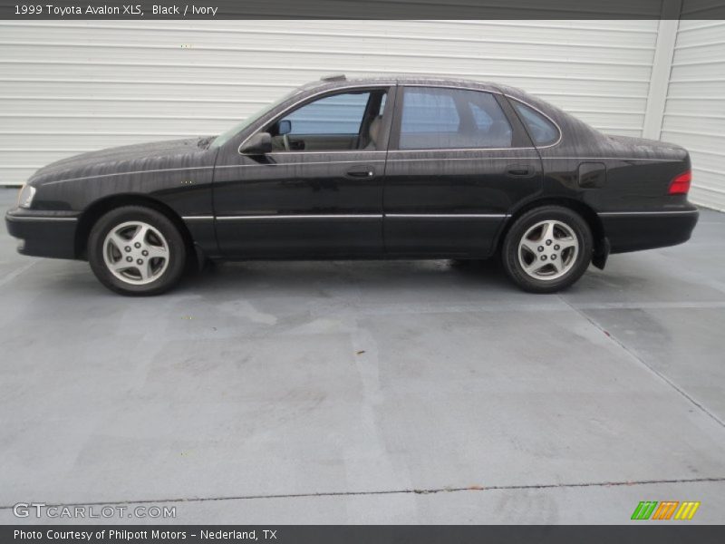 Black / Ivory 1999 Toyota Avalon XLS