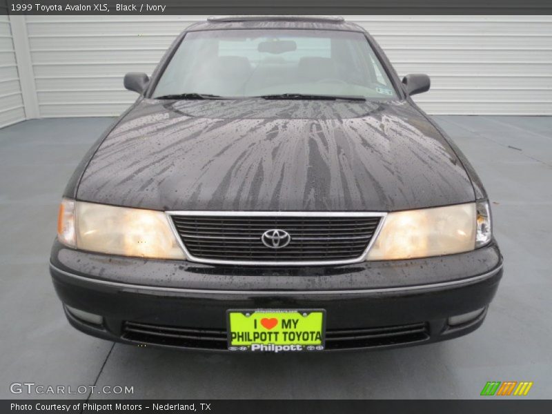 Black / Ivory 1999 Toyota Avalon XLS